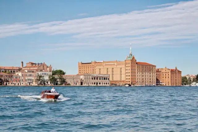 Hilton Molino Stucky Venezia: Lusso, Storia e Piscina Panoramica