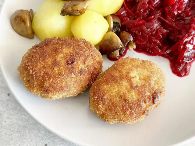 Soczyste kotlety drobiowe: triki na puszyste kotlety z kurczaka i indyka