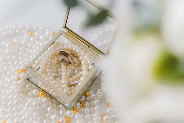 Zaklinowana obrączka? Sprawdzone sposoby na zdjęcie i kiedy iść do specjalisty