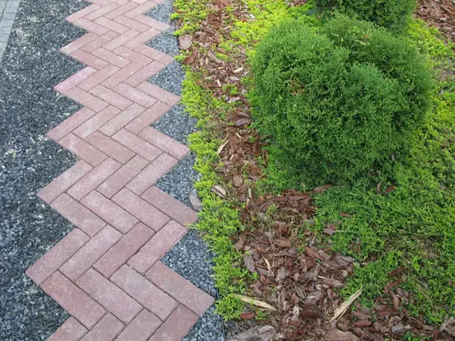 Jak zrobić chodnik z kostki brukowej - proste kroki do pięknej ścieżki