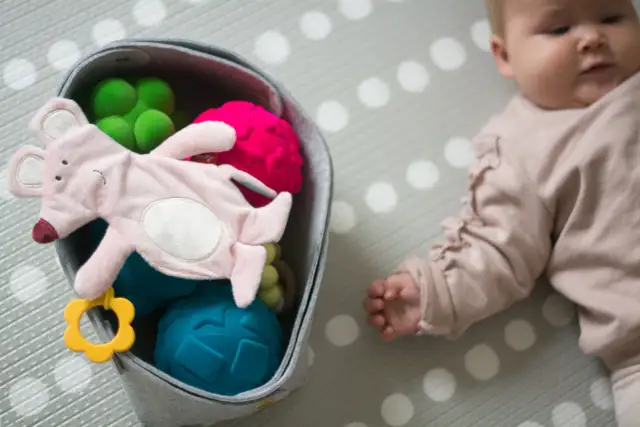 Zabawki sensoryczne dla rocznego dziecka: Jak mądrze wspierać rozwój?