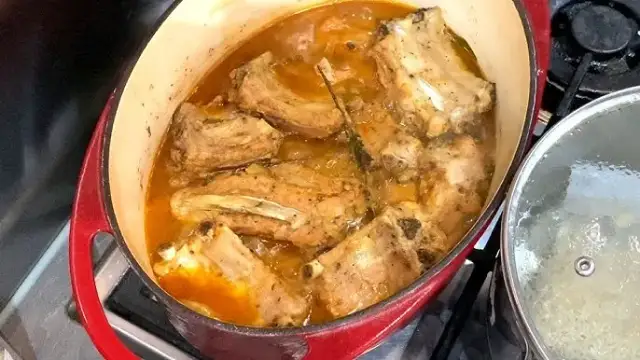 Jak przygotować żeberka na obiad? Miękkie i soczyste krok po kroku.