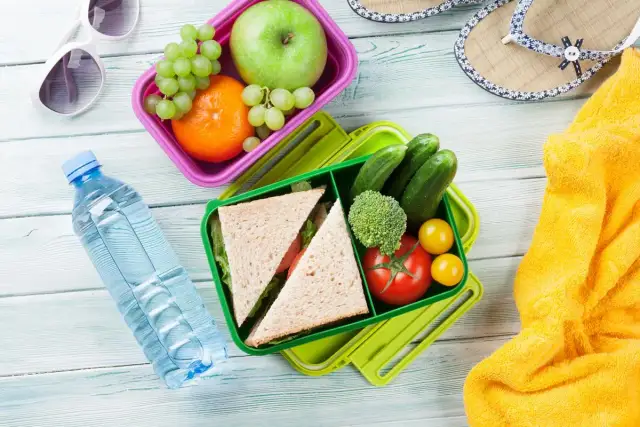 Jakie przekąski na plażę, które zachwycą i orzeźwią w upalne dni