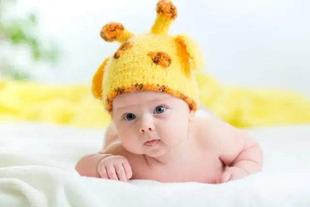 Jak założyć czapkę niemowlakowi? Poradnik bez stresu!