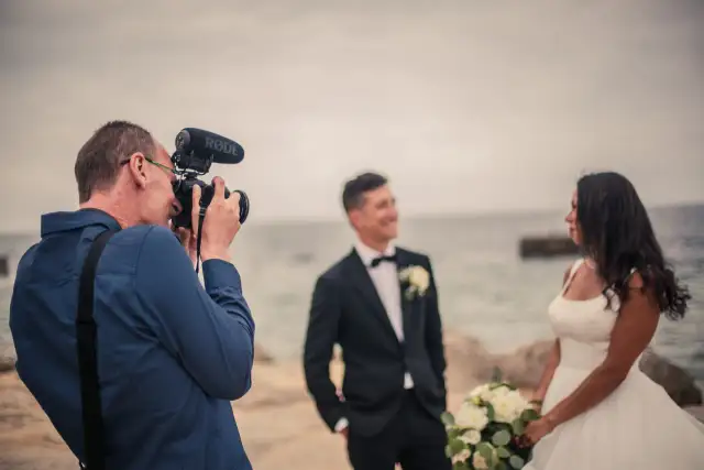 Fotograf czy kamerzysta na wesele? Kluczowy wybór dla pamiątki