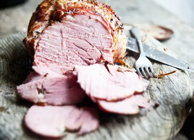 Jak długo piec dziczyznę w piekarniku, aby była soczysta i smaczna?