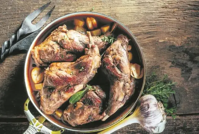 Jakie przyprawy do królika? Odkryj idealne zioła na pieczenie