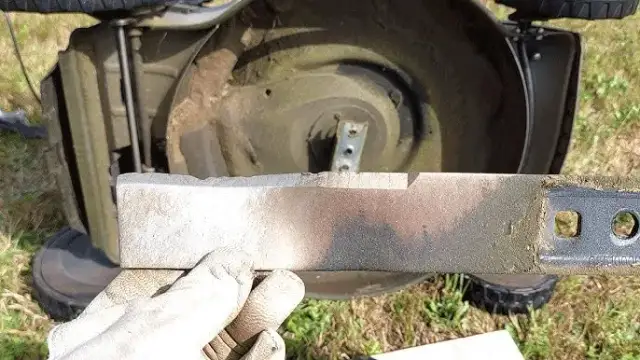 Jak odkręcić nóż w kosiarce i uniknąć niebezpieczeństw podczas pracy