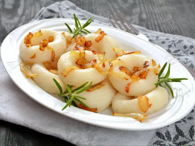 Jak zrobić kluski? 4 przepisy na idealne domowe smaki