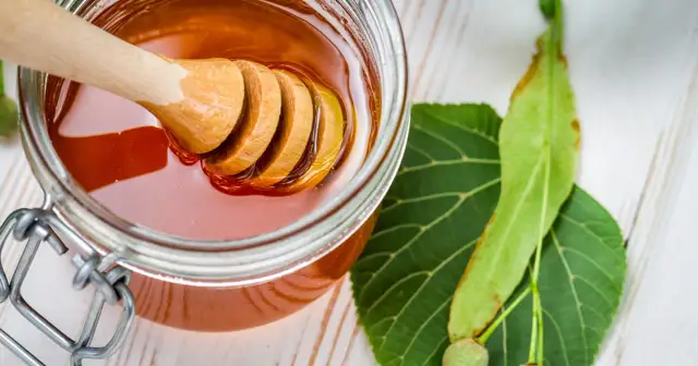 Miód malinowy czy lipowy: który jest lepszy dla zdrowia i smaku? Porównanie właściwości