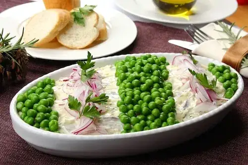 Najlepsze sałatki świąteczne, które zachwycą wszystkich gości przy wigilijnym stole