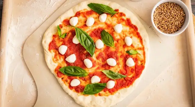 Jak zrobić ciasto na pizzę jak z pizzerii, aby uniknąć błędów?