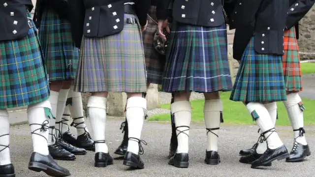 Dlaczego Szkoci noszą spódnice? Odkryj tajemnice kiltu i tradycji