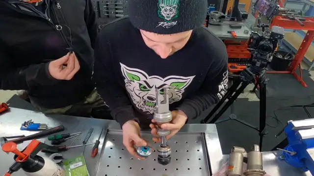 Jak naprawić amortyzator samochodowy i uniknąć kosztownych usterek