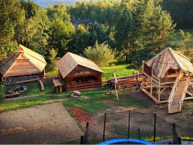 Bacówka na Jamnej: kompleksowy przewodnik noclegi, szlaki, widoki