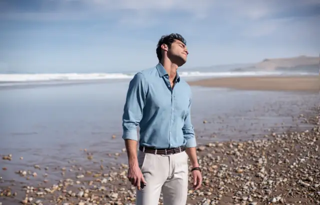 Kiedy koszula w spodnie? Odkryj, jak uniknąć modowych wpadek