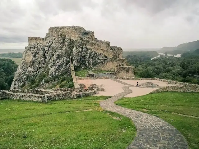 Zamek w Bratysławie: odkryj fascynującą historię i atrakcje turystyczne