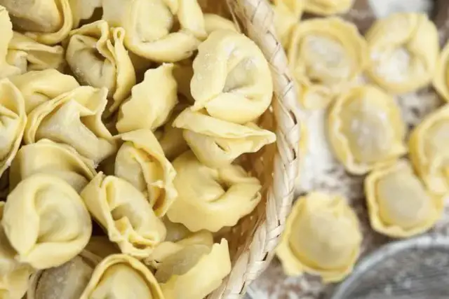 Co to jest tortellini? Poznaj sekrety tych włoskich pierożków