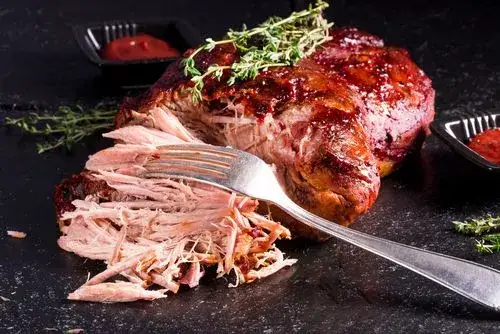 Sekret szarpanej wieprzowiny: przepis na soczyste pulled pork w domu