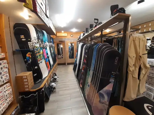 Gdzie kupić snowboard? Najlepsze sklepy i okazje w Polsce