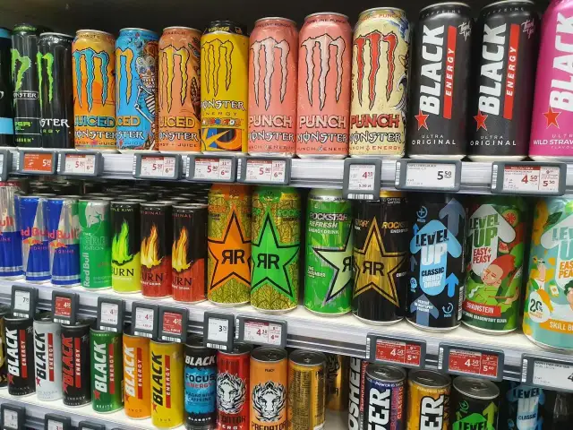 Napoje energetyczne szkodliwe: Dlaczego zakazano ich sprzedaży młodzieży?