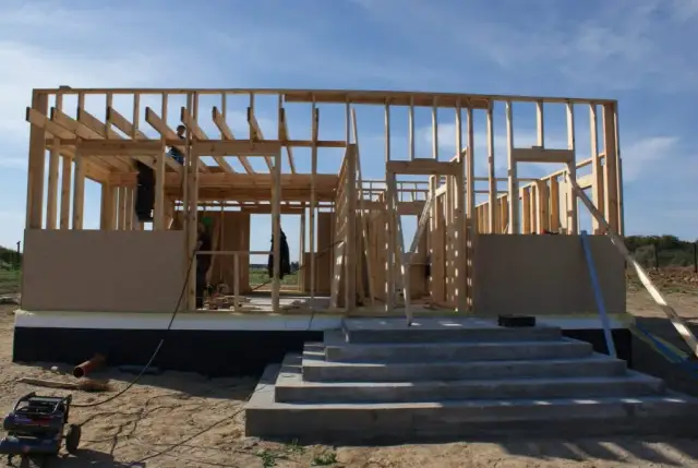 Dom szkieletowy czy murowany: który wybór oszczędza czas i pieniądze?