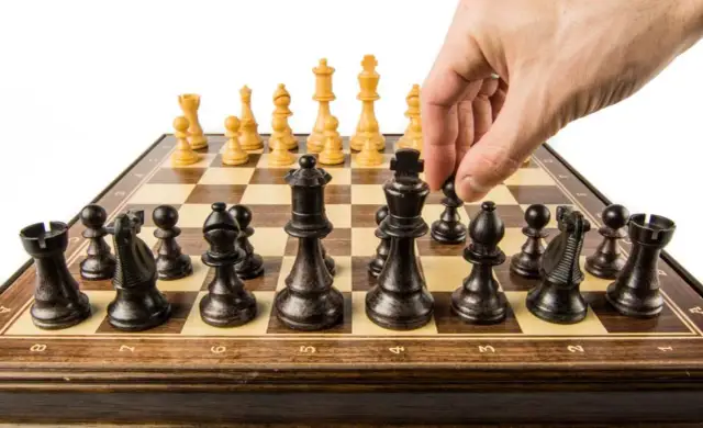 Jak prawidłowo ułożyć szachy? Uniknij błędów na starcie!