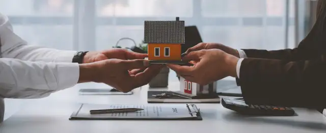 Kiedy akt notarialny staje się wiążący? Kluczowe rozróżnienie dla nieruchomości