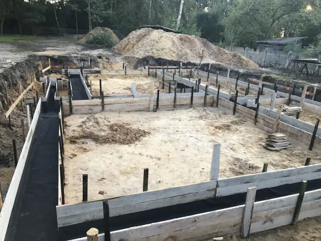 Jaki beton na wieniec? Wybierz mądrze, aby uniknąć problemów budowlanych