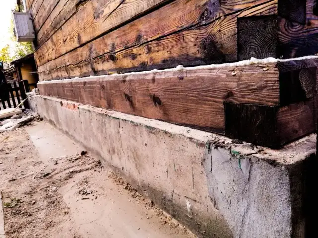 Jak wymienić podwaliny w drewnianym domu - uniknij kosztownych błędów