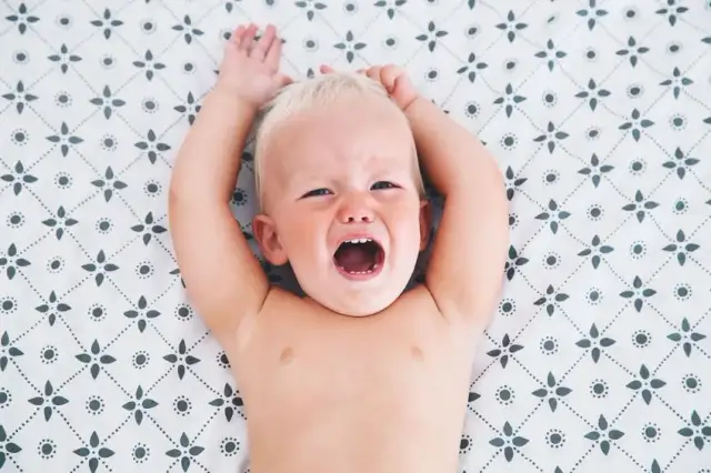 Ból brzucha i gorączka u dziecka – co skutecznie podać na ulgę?