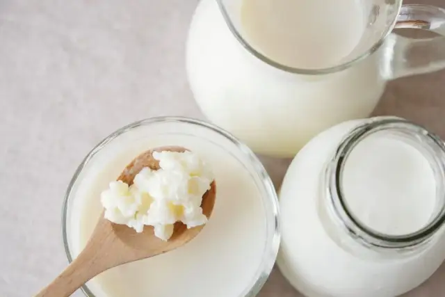 Kefir czy maślanka do chłodnika? Odkryj sekret idealnego smaku