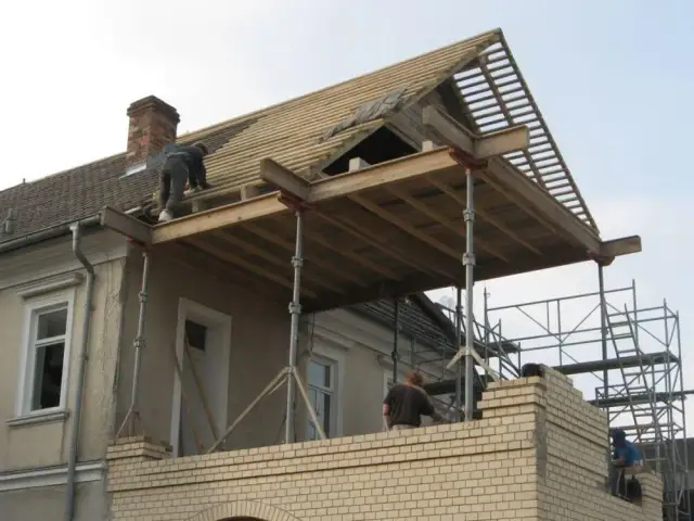 Podniesienie dachu w domu drewnianym: Wszystko, co musisz wiedzieć!