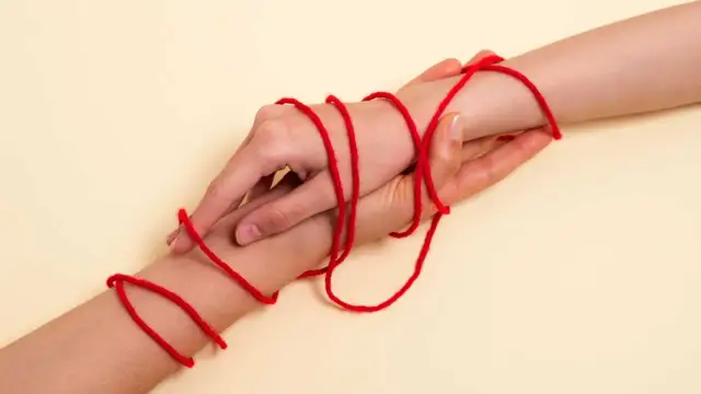 Czy czerwona nitka to grzech? Odkryj prawdę o jej znaczeniu