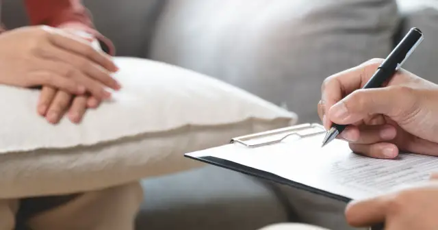 Rozmowa z psychiatrą, notowanie objawów i planowanie leczenia. L4 od psychiatry to czas na regenerację i powrót do zdrowia.