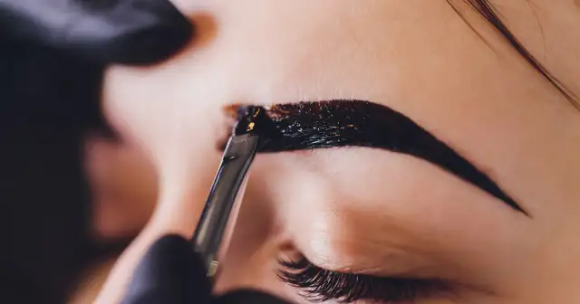 Henna do brwi jako tatuaż? Poznaj ryzyko i bezpieczne alternatywy