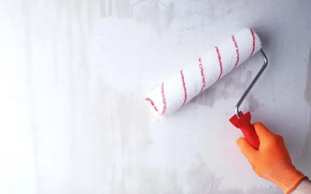 Gruntowanie ścian przed malowaniem: Kiedy jest konieczne, a kiedy nie?