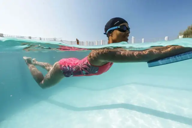 Czy pływanie żabką z głową nad wodą ma sens? Odkryj wady tej techniki