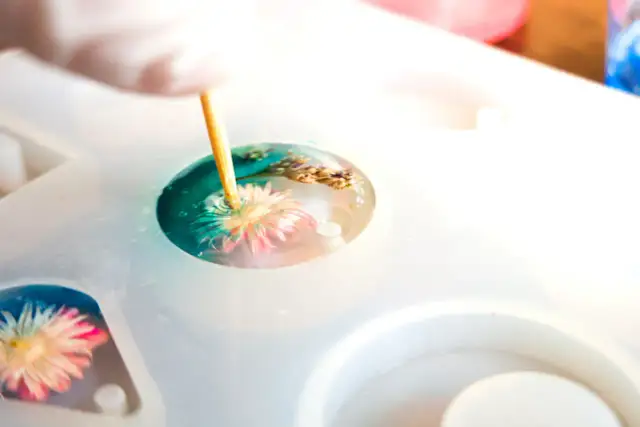 Ozdoby z żywicy jak zrobić – proste kroki do pięknych dekoracji