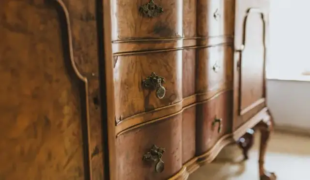 Jak odnowić stare meble: 8 skutecznych sposobów na piękne wnętrze