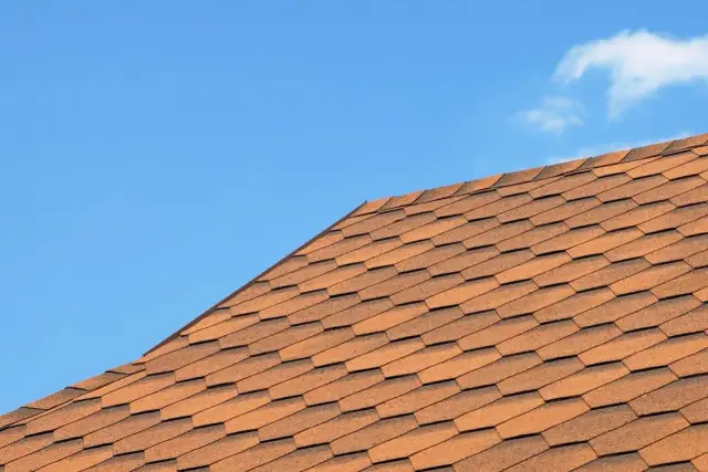 Gont czy dachówka? Porównanie trwałości, kosztów i estetyki dachów