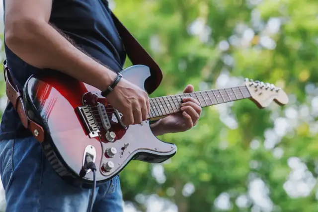 Od Telecastera po Superstraty: Przewodnik po ikonicznych modelach gitar elektrycznych