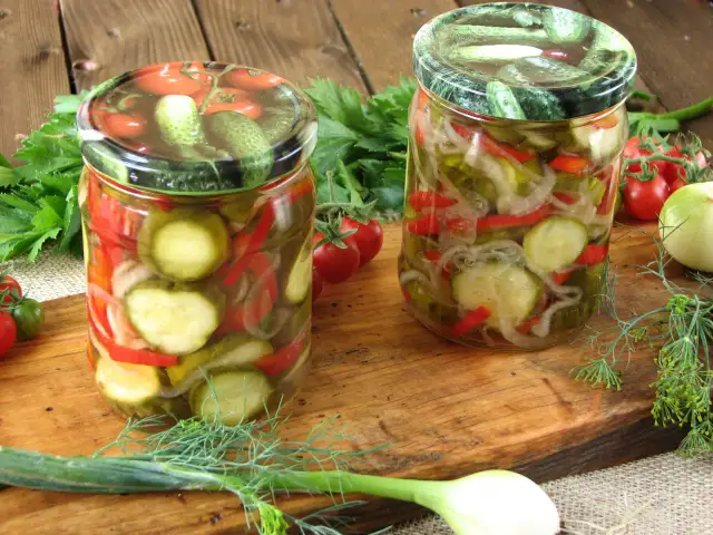 Jak zrobić sałatkę z ogórków i papryki, która zachwyci smakiem