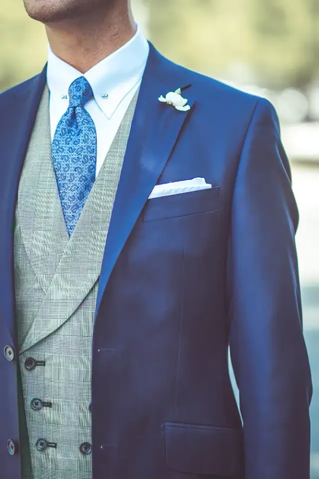 Krawat czy mucha do kamizelki? Porównanie stylów i okazji