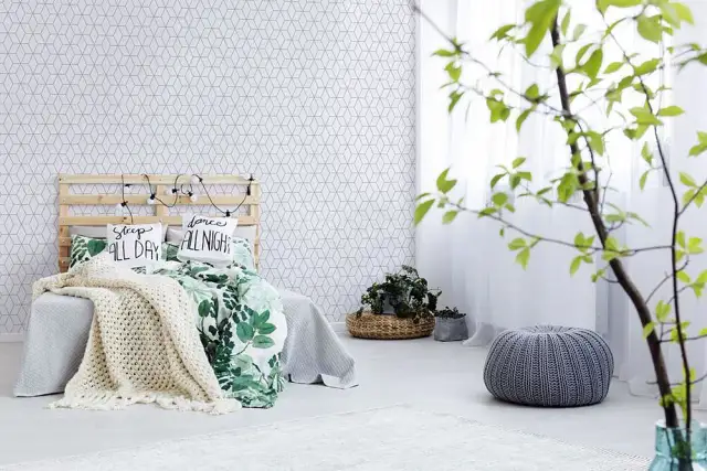 Jak położyć tapetę fizelinową bez błędów i frustracji