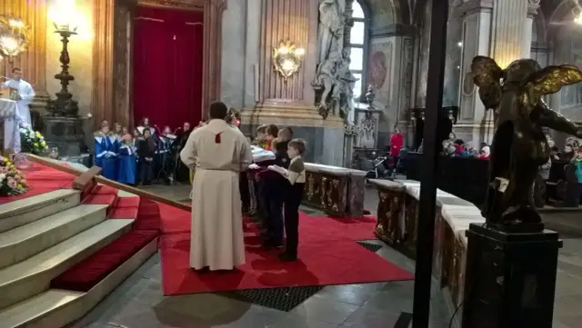 Ile trwa majówka w kościele? Poznaj różnice w czasie trwania nabożeństw