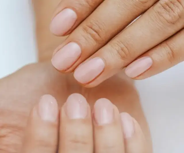 Manicure leczniczy na czym polega? Poznaj jego korzyści dla zdrowia paznokci