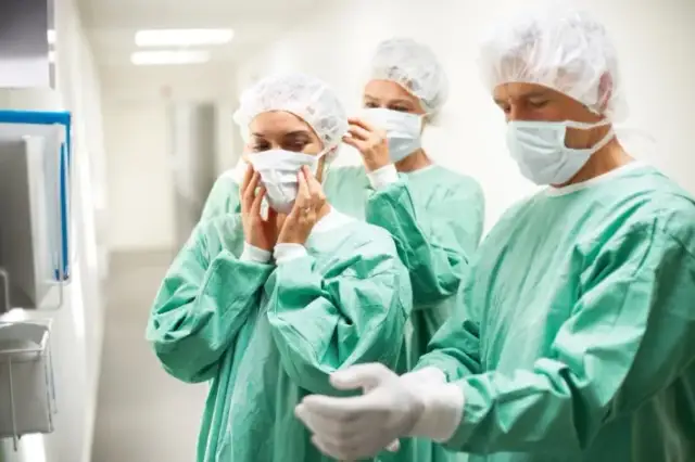 Zarobki chirurgów w USA: Ile realnie zostaje z 465 000 USD?