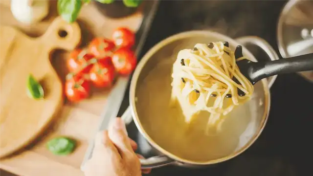 Jak ugotować makaron al dente? Proste triki, by uniknąć błędów