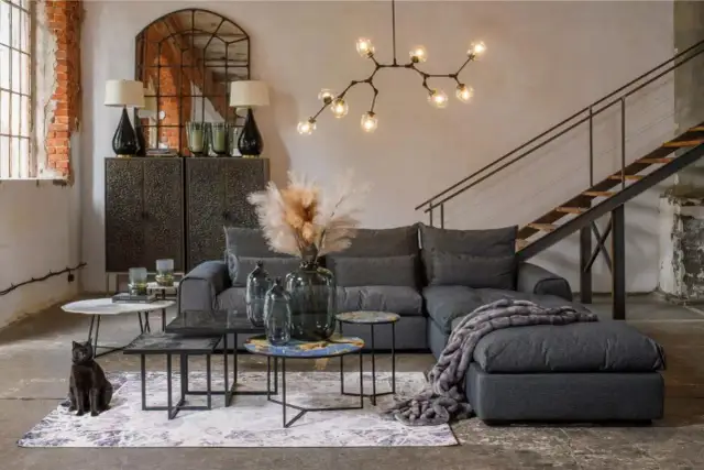 Ciemnoszara kanapa: Jakie dodatki? Odkryj sekrety udanej aranżacji